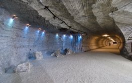 tunnelähnlicher unterirdischer Salzgang mit einer Maschine