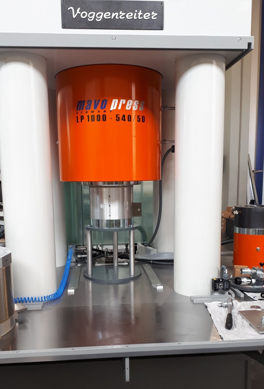 Laboratory press with piston cylinder module , diameter 12.7 mm (Scale white pillars - 1m)