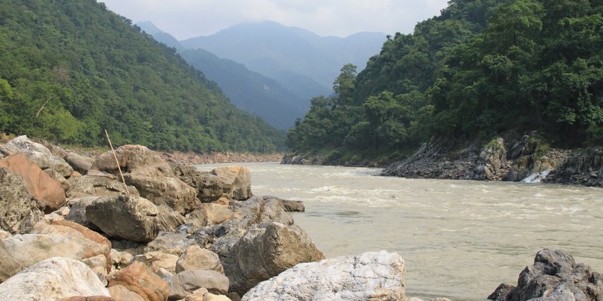 Der Fluss Ganges in der Nähe von Devprayag, Indien