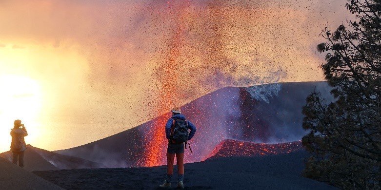 Strombolian eruptive activity at the Tajogaite craters on La Palma.