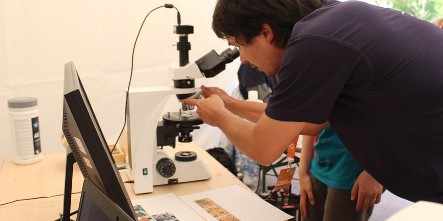 Dünnschliffe unter dem Mikroskop, gezeigt von N. Iff, Doktorand der FU Berlin