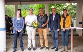 Presentation of the Friedrich Robert Helmert Prize 2023 to Dr Artem Smirnov (2nd from left). From the left: Prof Susanne Buiter, Scientific Director of the GFZ; Dr Artem Smirnov; Dr Ludwig Stroink, Managing Director GFZ-Friends and Head of ‘Projects and International Affairs’ at the GFZ; Dr Stefan Schwartze, Administrative Director of the GFZ until 31August; Dr Karina Schollän, Head of the GFZ-Friends office and Head of ‘Communication and Media’ at the GFZ.