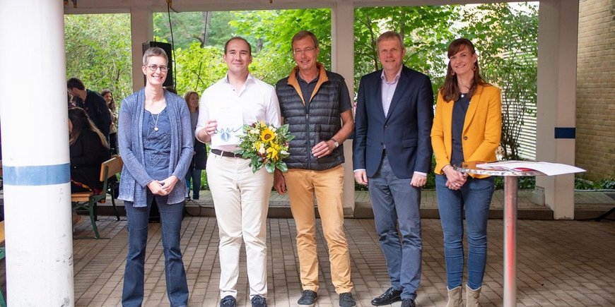 Verleihung des Friedrich-Robert-Helmert-Preises 2023 an Dr. Artem Smirnov (2. v. li.). Von links: Prof. Susanne Buiter, Wissenschaftliche Vorständin des GFZ; Dr. Artem Smirnov; Dr. Ludwig Stroink, Geschäftsführer GFZ-Friends und Leitung "Projekte und Internationales" am GFZ; Dr. Stefan Schwartze, bis 31.8. Administrativer Vorstand des GFZ; Dr. Karina Schollän, Leitung der Geschäftsstelle GFZ-Friends und Referentin "Kommunikation und Medien" am GFZ.