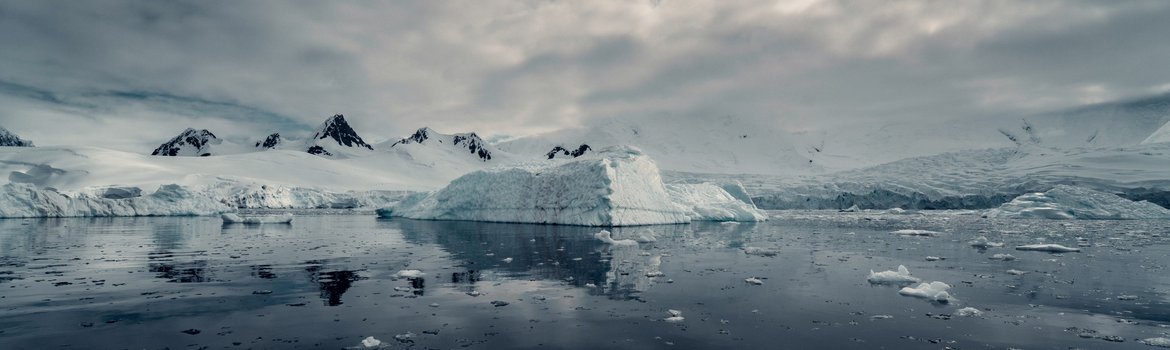 Eispanzer auf dem Antarktischen Kontinent: im Meerwasser schwimmen viele kleine Eisblöcke.