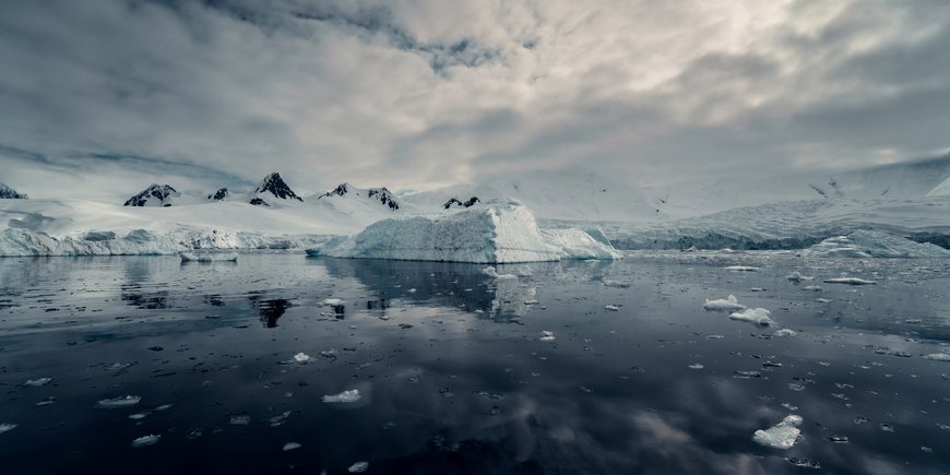 Eispanzer auf dem Antarktischen Kontinent: im Meerwasser schwimmen viele kleine Eisblöcke.
