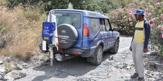 Seismische Feldarbeiten mit Fallgewicht an der Carboneras Verwerfung in Südspanien.