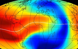 Weltkarte mit Umrissen der Kontinente. Darüber wabernde Farbwolken, die verschiedene Elektronendichten der Ionosphäre darstellen.