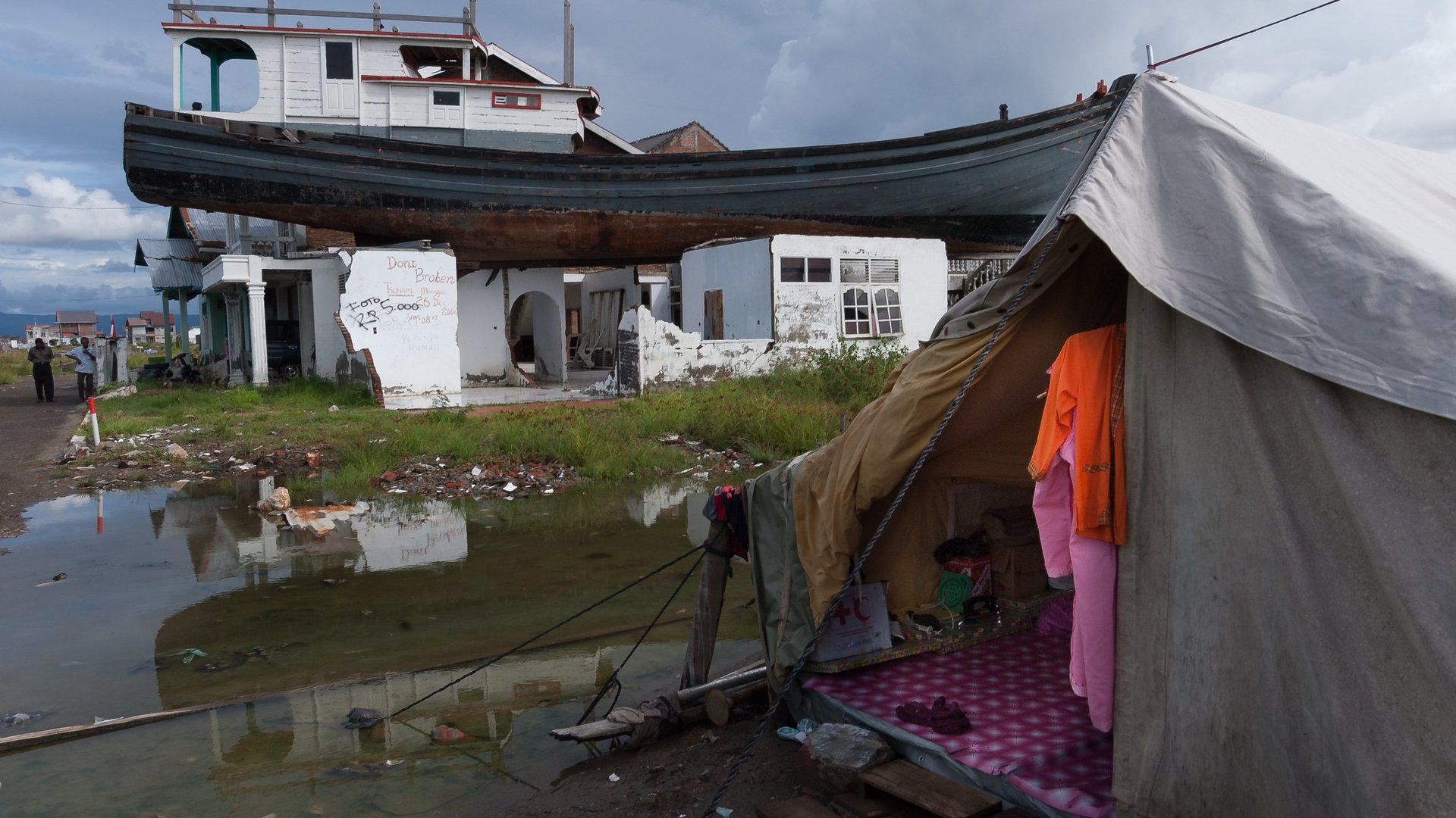 Boot auf einem Haus, Monate nach der Tsunami-Katastrophe