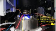 Hydrothermale Diamantstempelzelle auf dem motorisierten XYZ-Tisch des Olympus BXFM-Mikroskops. Die Probe in der Diamantstempelzelle wird mit dem 473 nm-Laser angeregt.