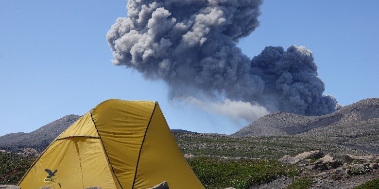 Feldarbeit bedeutet, die erstaunlichsten Orte der Erde zu besuchen, wie zum Beispiel den Vulkan Ebeko.