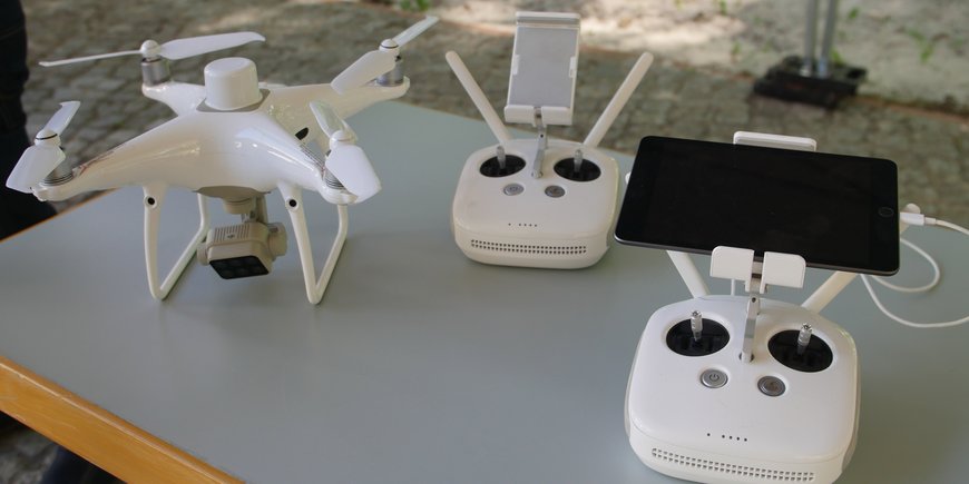 kleine Drohnen auf einem Tisch