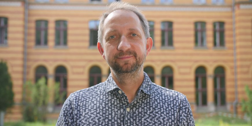 Martin Herold standing in front of the library on the Telegrafenberg