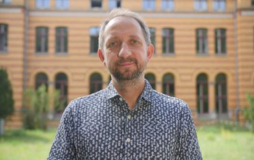 Martin Herold stehend vor der Bibliothek auf dem Telegrafenberg