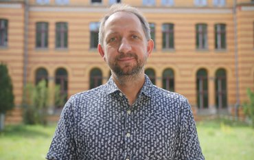 Martin Herold standing in front of the library on the Telegrafenberg