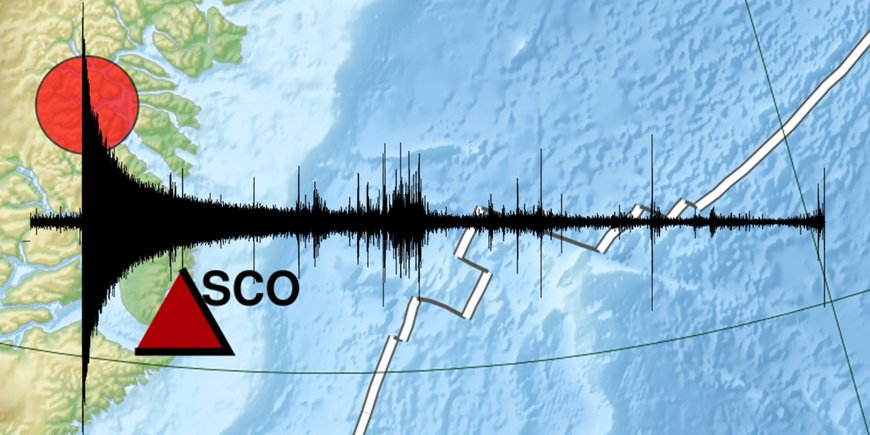 The seismological measurement as a black tremor curve lies over a map of Greenland and the adjacent Atlantic Ocean.