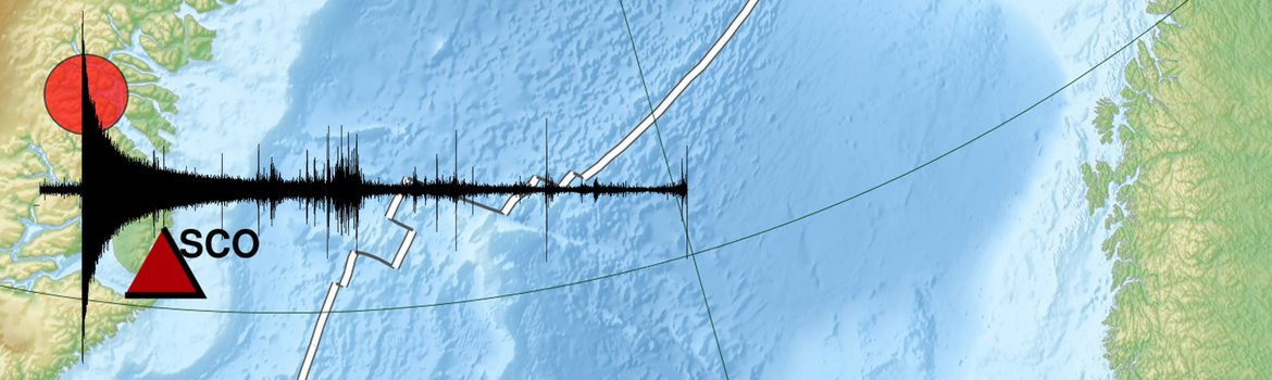 Die Seismologische Messung als schwarze Zitterkurve liegt über einer Landkarte von Grönland und angrenzendem Atlantischen Ozean.