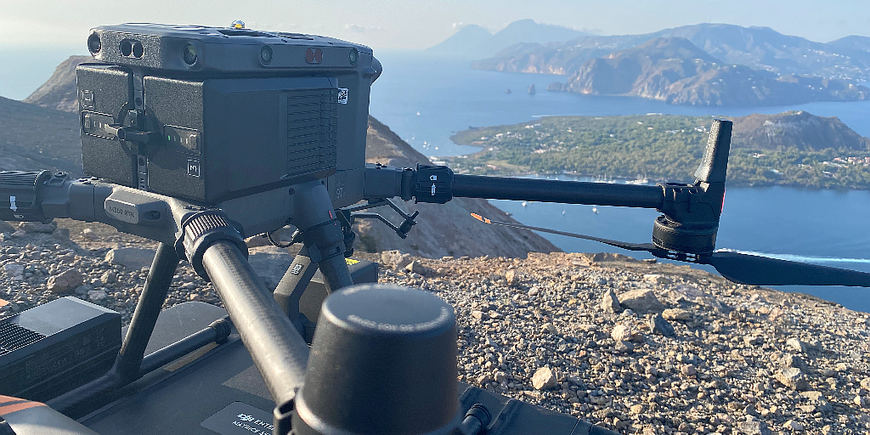 Our drone fleet provides detailed views of flank instability hazards on land and in the shallow sea. liefert detaillierte Ansichten der Gefahren der Flankeninstabilität an Land und im flachen Meer.