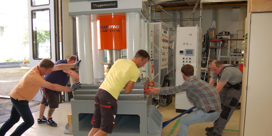 Installation of the static 1000 t laboratory press of Max Voggenreiter GmbH