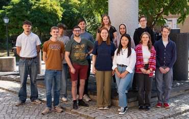 Group photo of 13 young people standing on the main site of the GFZ.