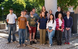 Gruppenfoto 13 junger Menschen, die sich auf dem Hauptplatz des GFZ befinden.